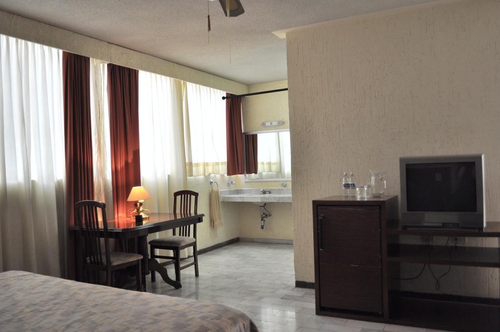 Hotel Flamingo Kristal Ирапуато Екстериор снимка